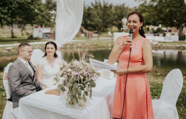 Emotionale Hochzeitsfeier: Barbara teilt inspirierende Worte mit dem Brautpaar
