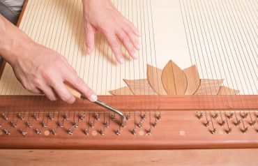 Ein Monochord, ein harmonisches Instrument in der Klangenergetik.